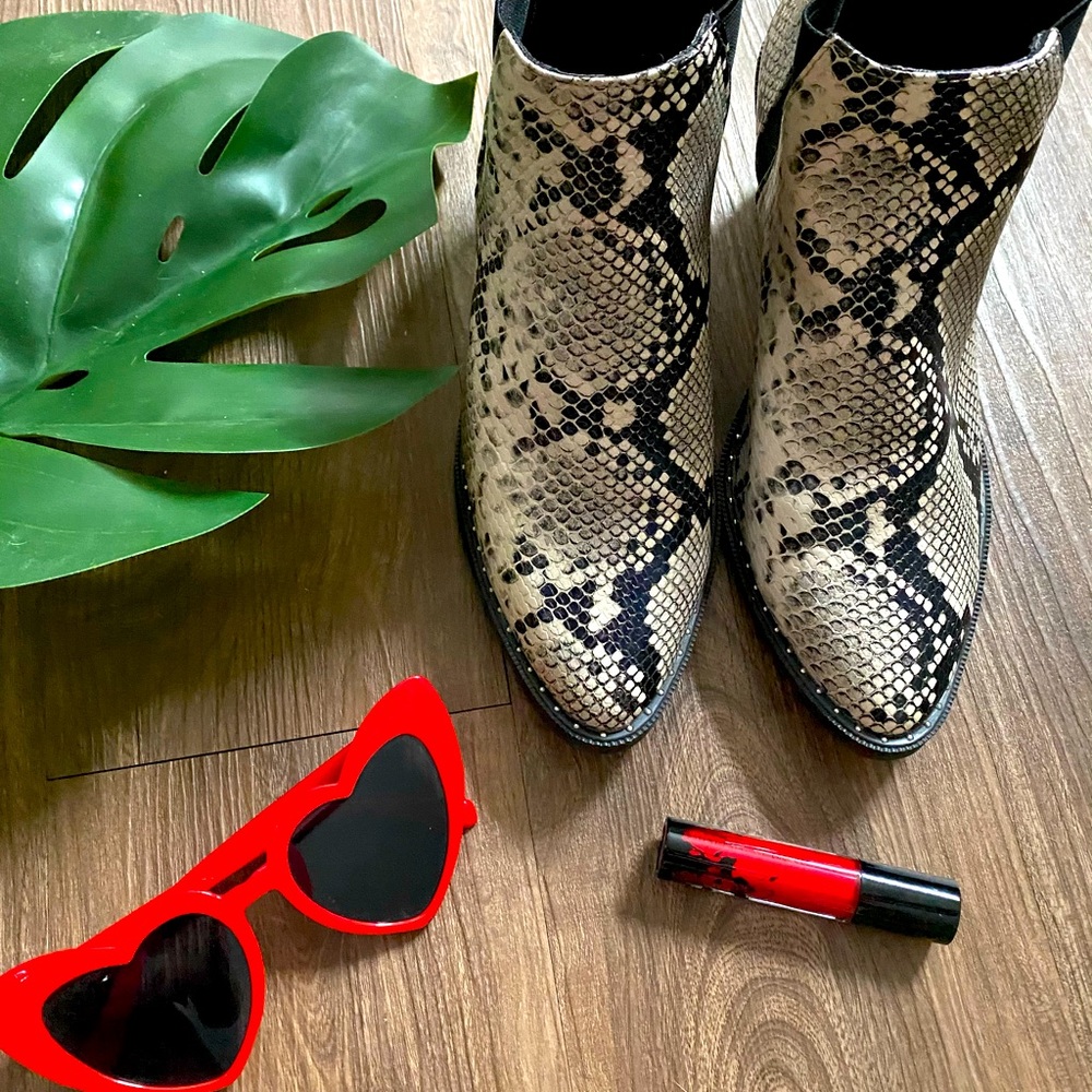 Universal threads faux snake skin booties 7.5